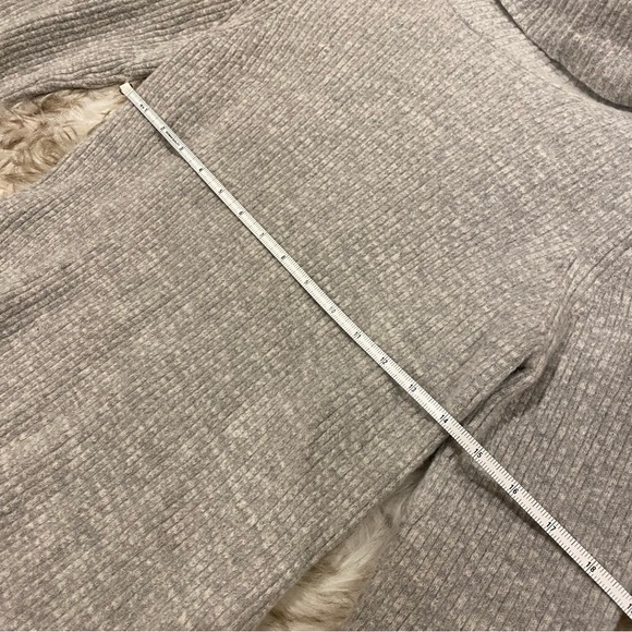 Banana Republic Sweater Turtle Neck - Picture 4 of 7